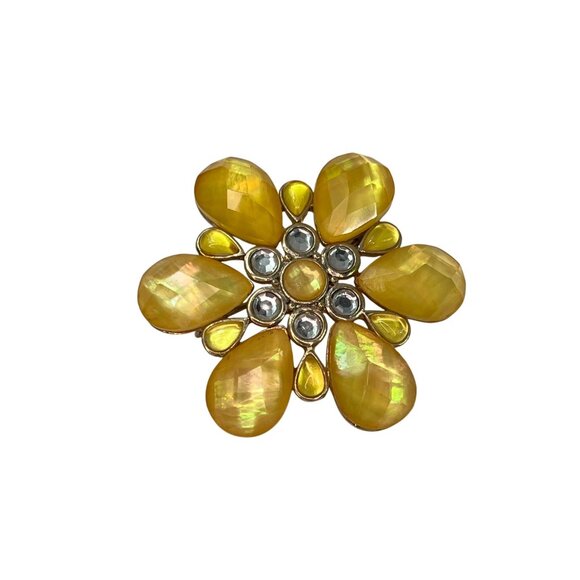 Vintage Trifari Yellow Faceted & Clear Acrylic Flower Gold Tone Brooch - Picture 4 of 10